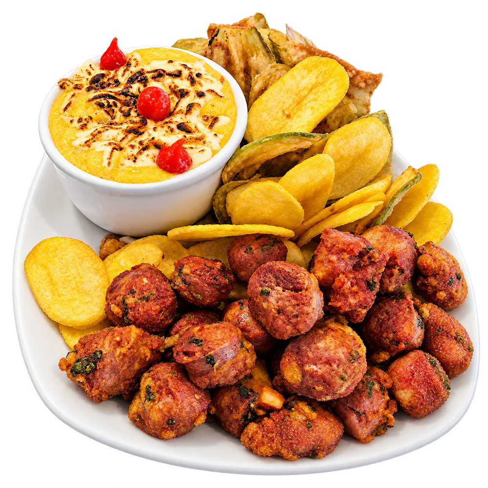 Porção de linguiça artesanal com angu e chips de jiló